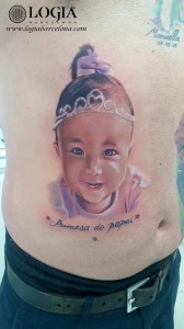 tatuaje-costado-retrato-niña-logia-barcelona-alexandre-moises 